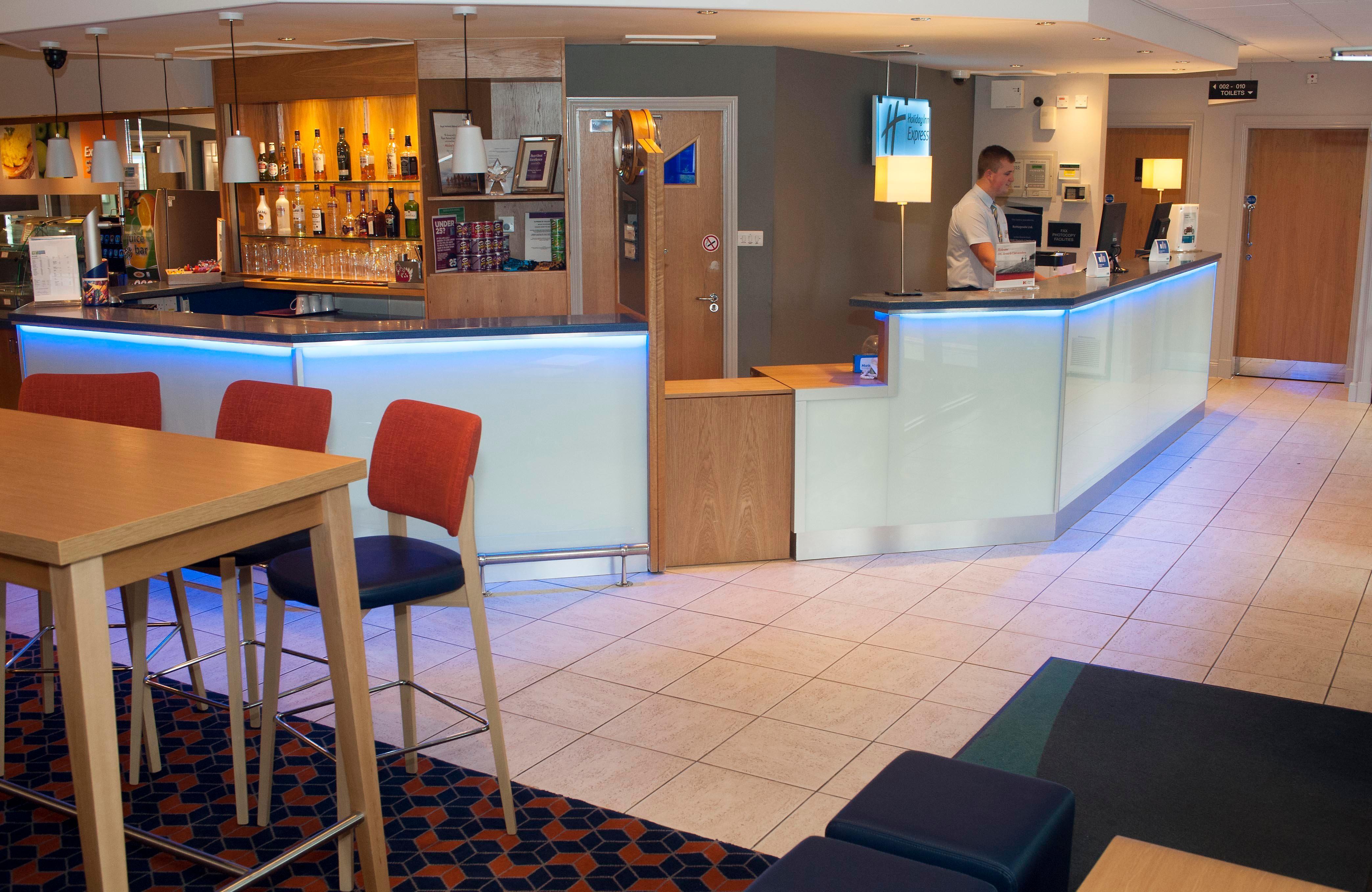 Holiday Inn Express Perth By Ihg Exterior foto